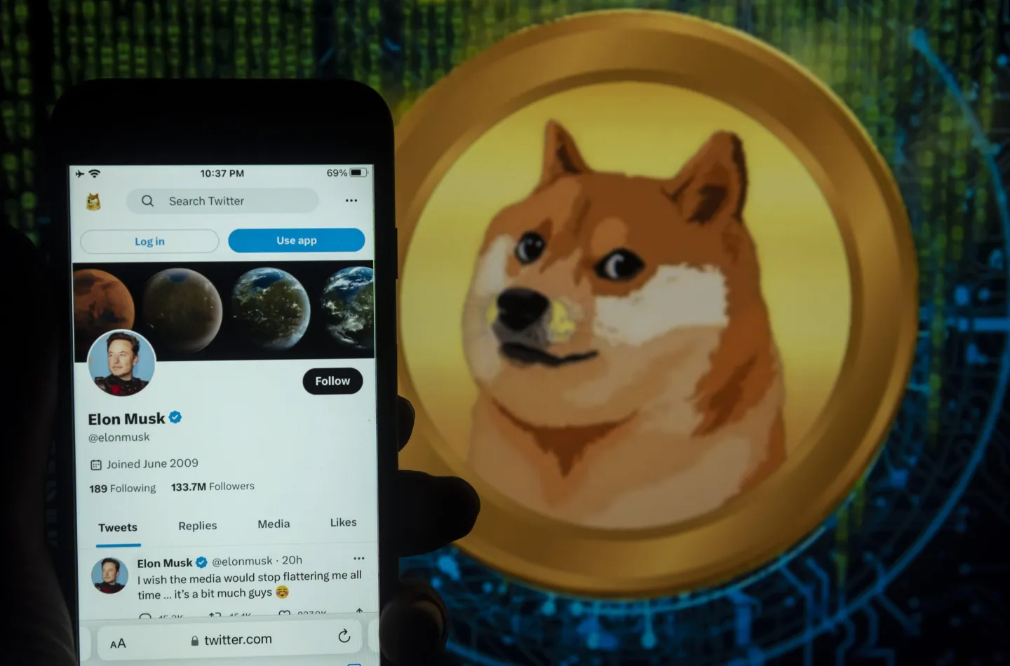 An image of Twitter with the Doge logo on the profile page of Elon Musk.